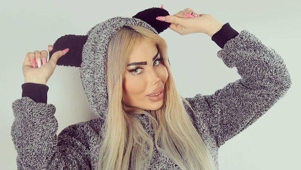 Mengaku Mirip Barbie, Wajah Wanita Ini Tampak Seperti Boneka Seram