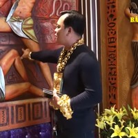 Jika ditotal, 13 kg emas yang dikenakannya bernilai sekitar USD 550 ribu atau Rp 8 miliar lebih, seperti dilansir Oddity Centra. Foto: Screenshot YouTube