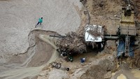 Menurut catatan WWF, kawasan hutan Amazon memiliki potensi tambang mineral yang cukup potensial, meliputi tembaga, timah, nikel, bauksit, mangan, bijih besi, dan juga emas. Teknologi yang semakin canggih pun berbanding lurus dengan semakin masifnya pengerukan sumber daya alam di hutan Amazon.
