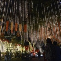 Rumah keluarga Ambani yang berupa gedung 27 lantai itu pun sudah bersolek. Seperti yang terlihat di foto tertanggal Selasa (11/12/2018), area depan gedung dihiasi dekorasi lampu yang meriah. Tampak lampu-lampu berjuntaian dari atas pohon. (Foto: AFP)