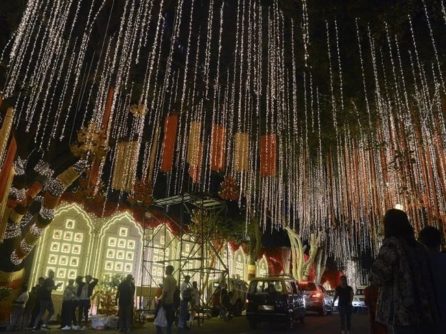Rumah keluarga Ambani yang berupa gedung 27 lantai itu pun sudah bersolek. Seperti yang terlihat di foto tertanggal Selasa (11/12/2018), area depan gedung dihiasi dekorasi lampu yang meriah. Tampak lampu-lampu berjuntaian dari atas pohon. (Foto: AFP)