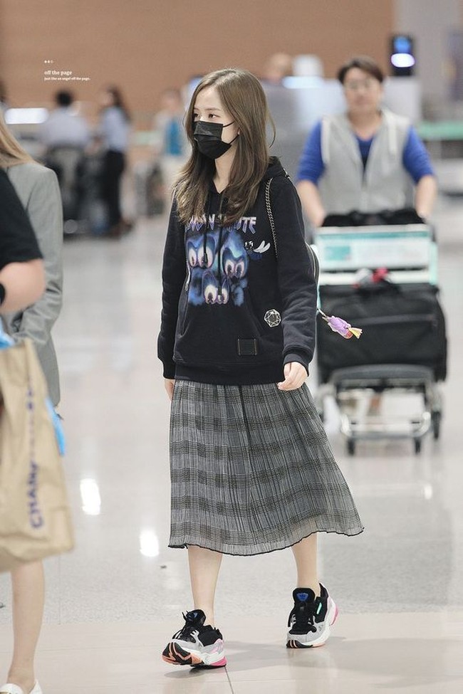 Jisoo dikenal dengan gayanya yang lebih feminin dari ketiga rekannya. Ketika bepergian dengan pesawat, ia pun tak ragu memakai rok. Hoodie dan sneakers yang diterapkan Jisoo dalam gaya ini membuatnya tampilan kasual. Foto: Pinterest