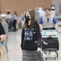 Jisoo dikenal dengan gayanya yang lebih feminin dari ketiga rekannya. Ketika bepergian dengan pesawat, ia pun tak ragu memakai rok. Hoodie dan sneakers yang diterapkan Jisoo dalam gaya ini membuatnya tampilan kasual. Foto: Pinterest