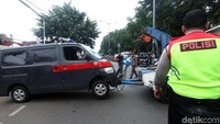 Kondisi mobil yang diangkut itu rata-rata mengalami pecah di bagian kaca. Pada bagian bodi lainnya juga tampak ada kerusakan. Peristiwa  perusakan Mapolsek Ciracas terjadi pada Selasa (11/12) malam. Massa yang datang ke lokasi merusak bangunan hingga membakar mobil-mobil patroli yang terparkir di halaman depan.