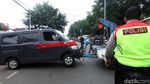 Polisi Evakuasi Mobil yang Dirusak Massa di Polsek Ciracas