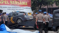 Nampak sejumlah mobil mengalami kerusakan akibat digulingkan, dirusak dan dibakar oleh sekelompok orang tak bertanggung jawab.