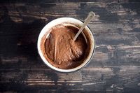 Sedang Tren Makan Adonan Brownies Mentah, Apakah Aman?