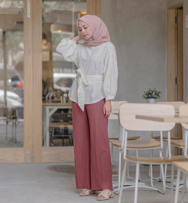 Meskipun simple, tunik yang ia pilih selalu memiliki keunikan yang khas. Biasanya ia memilih baju dengan warna netral dan lembut. Foto: Instagram/Megaiskanti