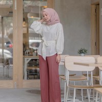 Meskipun simple, tunik yang ia pilih selalu memiliki keunikan yang khas. Biasanya ia memilih baju dengan warna netral dan lembut. Foto: Instagram/Megaiskanti