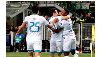 Akun Twitter PSV pun sampai bilang ke akun Twitter Tottenham kalau klub asal London itu berhutang budi kepada mereka. Foto: Istimewa