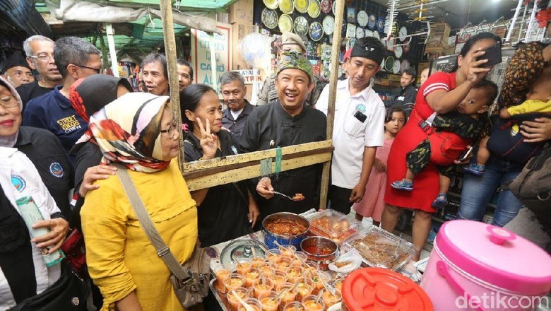 Segera Ditata, PKL Cicadas Bandung Gelar Syukuran di Trotoar Segera Ditata, PKL Cicadas Bandung Gelar Syukuran di Trotoar