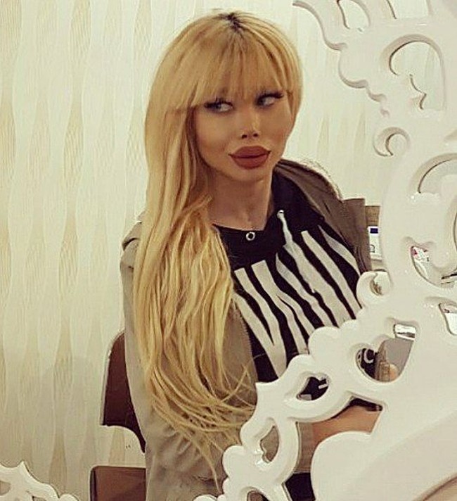 Dari berbagai angle, wajah wanita ini tampak aneh. Foto: Instagram (@Sanaztt)