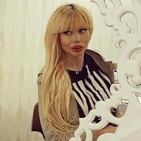 Dari berbagai angle, wajah wanita ini tampak aneh. Foto: Instagram (@Sanaztt)