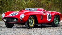 Ferrari 290 MM 1956 dengan momor sasis 0628, dan telah menunjukkan ketangguhan di International Racing Scene ini, memang pantas dibanderol mahal. Karena mobil ini telah ditunggangi para legenda seperti Phil Hill, Juan Manuel Fangio, peter Collins, Oliver Gendebien, Sir Stirling Moss, dan Wolfgang Von Trips. Foto: Pool (Motortrend)