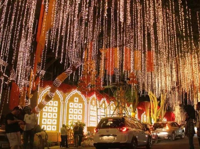 Para tamu juga akan disampbut oleh kilauan lampu yang terpancar dari dekorasi berbentuk jendela khas India yang dihiasi bunga-bunga bernuansa merah dan oranye (Foto: Hindustan Times)