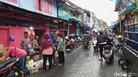 Padahal sebelumnya, Jalan Panggung yang juga dikenal sebagai pecinan ini terlihat kusam dan tidak terawat selama puluhan tahun. Ditambah lagi warga membuka pasar ikan di jalan tersebut, sehingga menambah kumuh, becek dan macet di kawasan ini.