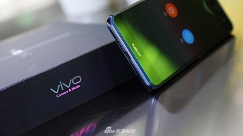 Vivo turut menerapkan sensor sidik jari dalam layar pada ponsel ini. Foto: Sina Mobile