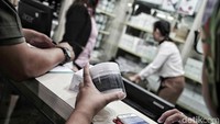 Petugas Badan Pengawas Obat dan Makanan (BPOM) melakukan razia kosmetik di kawasan Pasar Baru, Jakarta Pusat, Rabu (12/12).