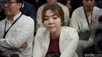 Gisel menepati janjinya untuk datang di sidang cerainya bersama Gading Marten. Namun penampilannya langsung menjadi sorotan saat tiba di sana. Foto: Noel/detikFoto