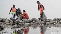 Mereka membawa kantung plastik dan keranjang.