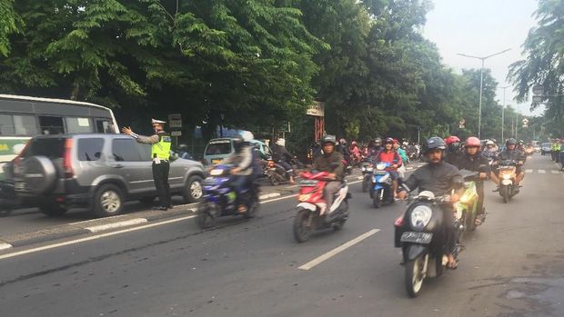 Sejumlah polisi bersiaga untuk mengatur lalu lintas.