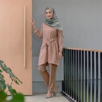 Dari sekian banyak atasan pilihan Mega Iskanti, mana yang paling kamu suka?   Foto: Instagram/Megaiskanti