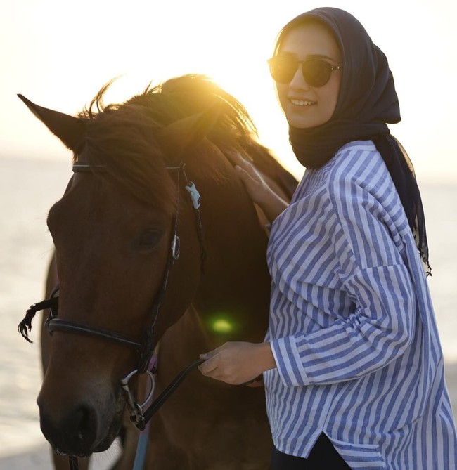 Adapun hijabnya, Mega Iskanti konsisten memakai hijab segi empat baik warna polos ataupun bercorak. Foto: Instagram/Megaiskanti