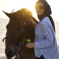 Adapun hijabnya, Mega Iskanti konsisten memakai hijab segi empat baik warna polos ataupun bercorak. Foto: Instagram/Megaiskanti