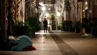 Penjagaan di Pasar Natal pun diperketat. REUTERS/Christian Hartmann.