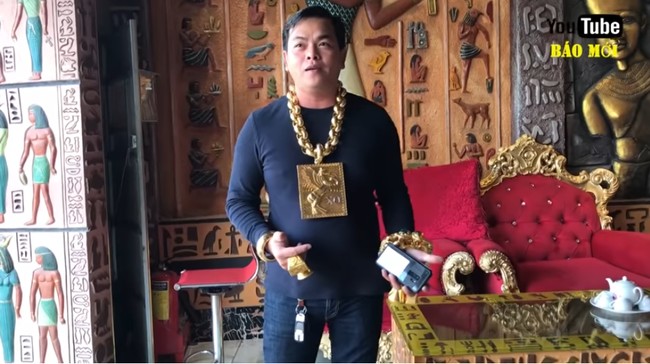 Membawa-bawa perhiasan emas seberat 13 kg memang bukan perkara mudah, tapi Tran Ngoc Phuc mengaku lama-kelamaan dia telah terbiasa. Ia mengaku rela memikul beban seberat itu karena emas yang dia pakai telah meningkatkan rasa percaya diri dan kekayaannya. Foto: Screenshot YouTube