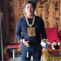 Membawa-bawa perhiasan emas seberat 13 kg memang bukan perkara mudah, tapi Tran Ngoc Phuc mengaku lama-kelamaan dia telah terbiasa. Ia mengaku rela memikul beban seberat itu karena emas yang dia pakai telah meningkatkan rasa percaya diri dan kekayaannya. Foto: Screenshot YouTube