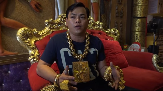 Nama Tran Ngoc Phuc viral setelah beredar postingan video di YouTube berisi wawancara dan gaya hidupnya yang memamerkan koleksi perhiasan emas. Video tersebut hingga kini sudah dilihat ratusan ribu kali di YouTube dan mengundang 25 ribu komentar netizen. Foto: Screenshot YouTube