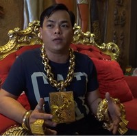 Nama Tran Ngoc Phuc viral setelah beredar postingan video di YouTube berisi wawancara dan gaya hidupnya yang memamerkan koleksi perhiasan emas. Video tersebut hingga kini sudah dilihat ratusan ribu kali di YouTube dan mengundang 25 ribu komentar netizen. Foto: Screenshot YouTube