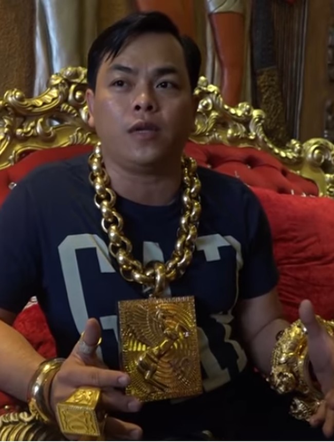 Bisnis minyak dengan modal awal satu barrell tersebut ternyata sukses dalam waktu singkat. Dari keuntungan berdagang minyak, Tran Ngoc Phuc pun memulai berbagai usaha yang dijalaninya sampai sekarang. Foto: Screenshot YouTube