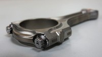 Tidak hanya teknologi Formula One (F1), part mobil balap F1 juga ikut diselipkan seperti Solid Alumunium pada Crankshaft, connecting roads, pistons. Foto: Pool (Motortrend)