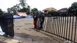 Mobil yang Dirusak di Polsek Ciracas Ditutupi Terpal
