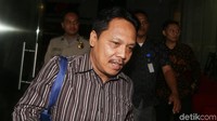 Beberapa kali Purwono terlihat mondar-mandir di lobi hingga akhirnya dia berlari ke arah pintu masuk KPK di mana mobilnya sudah menunggu.