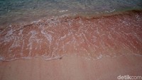 Warna pink menyala saat matahari bersinar terang, dengan deburan ombak yang sejuk (Shinta/detikTravel)