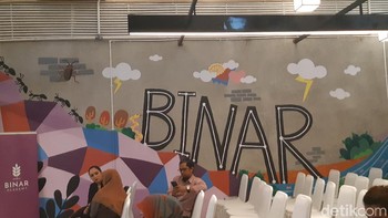 Mural yang menghiasi ruang tengah Binar Academy. Mural ini menggambarkan misi Binar Academy yang diwakili dengan simbol kecoa, semut dan ular. (Foto: Virgina Maulita Putri/detikINET)