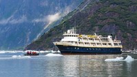 Petualangan terbaik diraih Lindblad Expeditions. Ini adalah kapal Lindblad Expeditions National Geographic Sea Bird di Tracy Arm, Alaska Tenggara (Michael S. Nolan/Lindblad/CNN Travel)