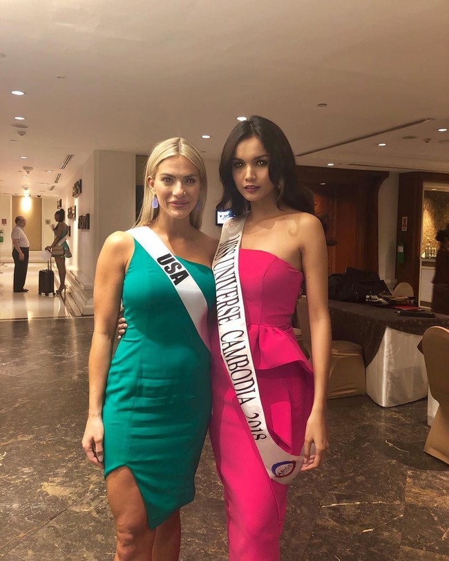Rern Sinat yang merupakan mantan DJ itu disebut-sebut kena nyinyir dua finalis Miss Universe 2018 lainnya yaitu Miss Australia Francesca Hung dan Miss USA Sarah Rose Summers. Kedua wanita cantik itu disebut mengasihani Rern yang tidak bisa berbahasa Inggris dalam sebuah rekaman video yang viral. Foto: Instagram @rern_sinat
