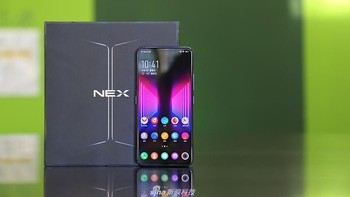 Kedua layar Vivo NEX Dual Display Edition mengusung layr AMOLED.  Foto: Sina Mobile