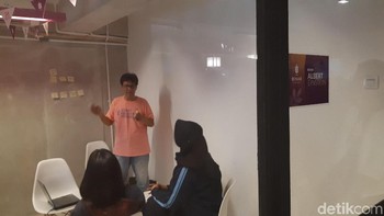 Salah satu dari lima ruang kelas di Binar Academy. Terlihat seorang mentor sedang mengisi sesi kelas dengan dua muridnya. (Foto: Virgina Maulita Putri/detikINET)