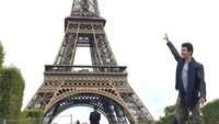Ini saat dia berpose di Menara Eiffel, Paris. (gabrielndsprado/Instagram)