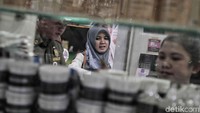 Razia digelar untuk mengawasi kosmetik yang tidak dilengkapi surat izin dan kadaluwarsa.