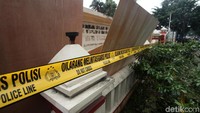 Sebelumnya Polsek Ciracas dirusak sejumlah massa pada Selasa (11/12) malam.