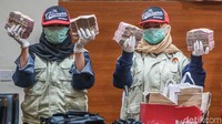 KPK memperlihatkan barang bukti berupa uang Rp 1.556.700.000.