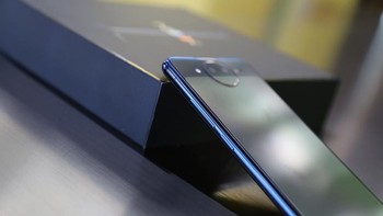 Menariknya ada lampu ring yang mengelilingi kamera. Lampu itu akan menyala kala bermain game, timer kamera dan lainnya. Foto: Sina Mobile