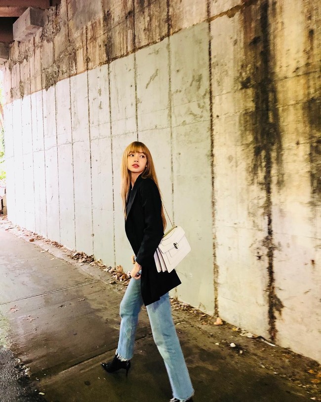 Meski tomboy, tak jarang Lisa juga bisa tampil elegan. Dalam foto berikut, ia memadukan blazer yang terkesan formal dengan jeasn dan ankle boots. Gaya para personel Blackpink di keseharian bisa jadi inspirasi, bukan? Foto: Instagram
