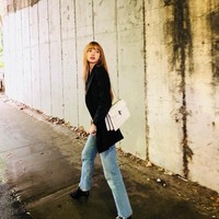Meski tomboy, tak jarang Lisa juga bisa tampil elegan. Dalam foto berikut, ia memadukan blazer yang terkesan formal dengan jeasn dan ankle boots. Gaya para personel Blackpink di keseharian bisa jadi inspirasi, bukan? Foto: Instagram